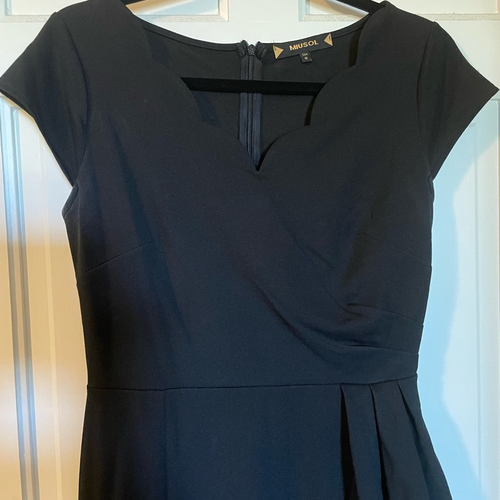 Elegant Black formal evening dress. Side ruffle. Scallop neck. Size M. Worn once